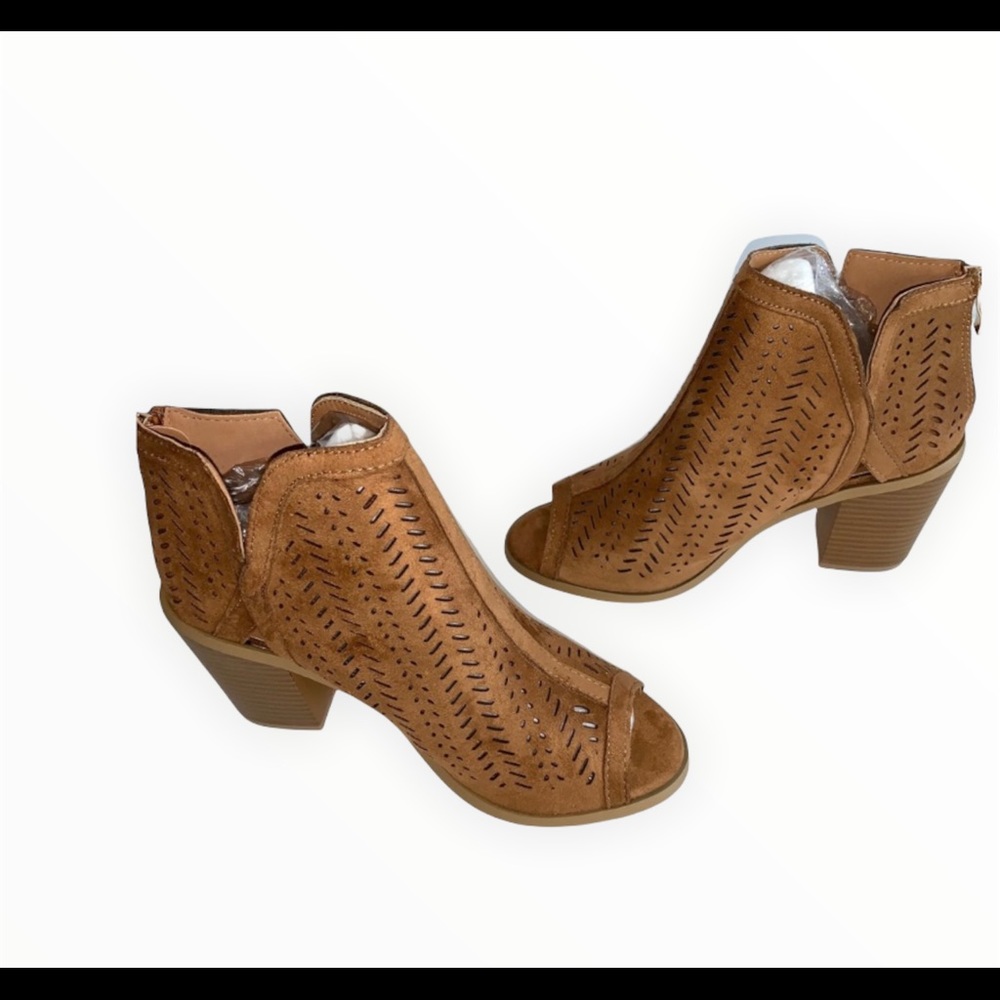Forever Lov-08 Faux Suede Booties Sz 6 NWOT